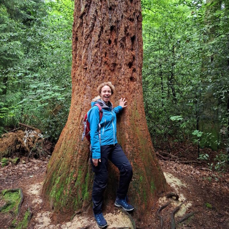 Peggy lehnt an Mammutbaum