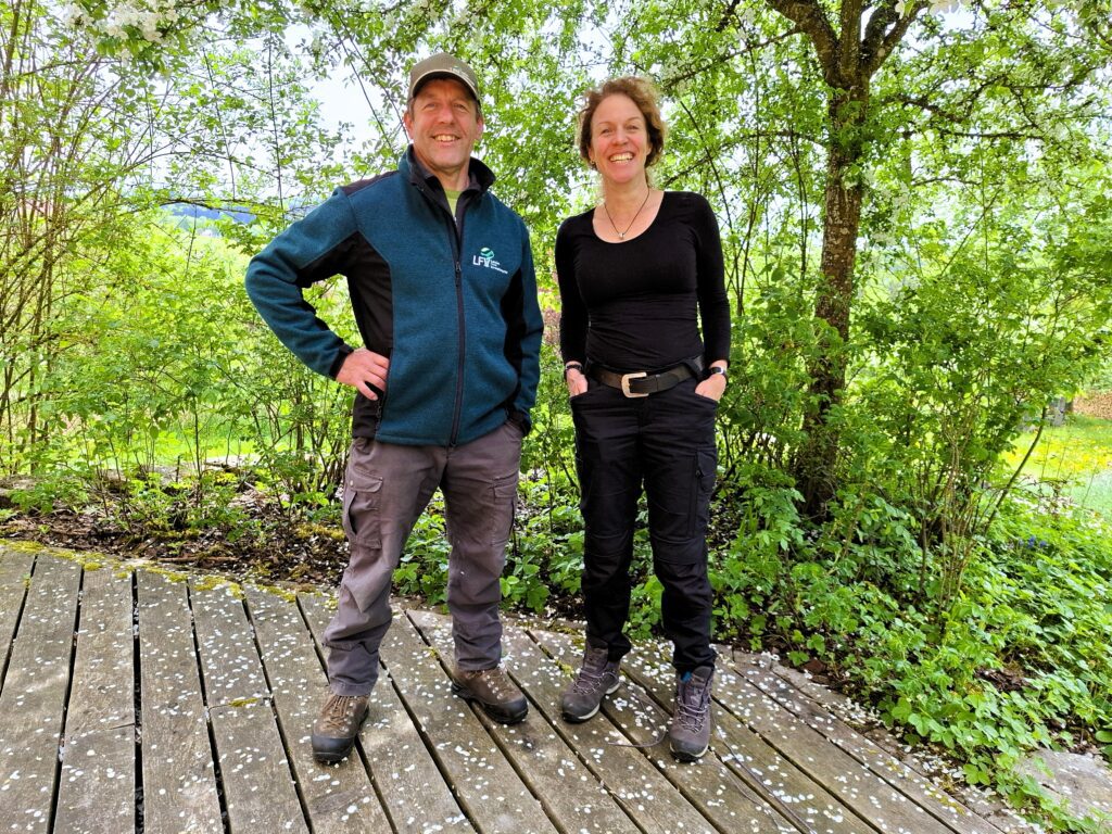 Förster Stefan und Peggy stehen im Grünen