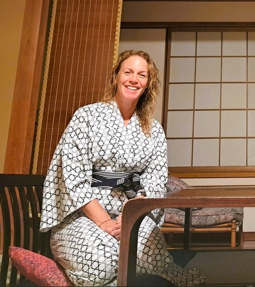 Peggy auf Tatami-Matten in traditioneller japanischer Unterkunft