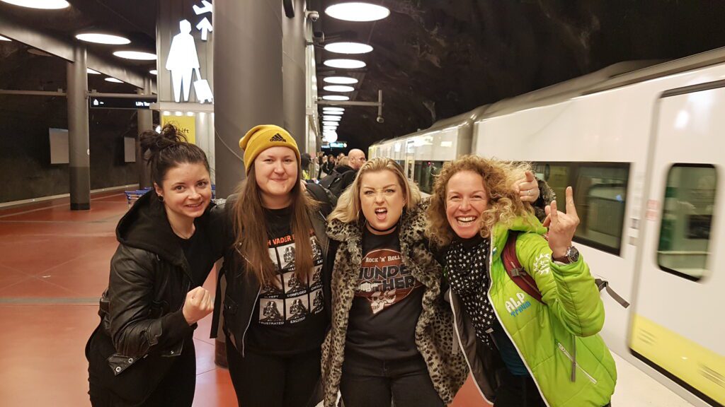 Im Zug vom Flughafen Arlanda traf ich drei Frauen der schwedischen Rockband Thundermother