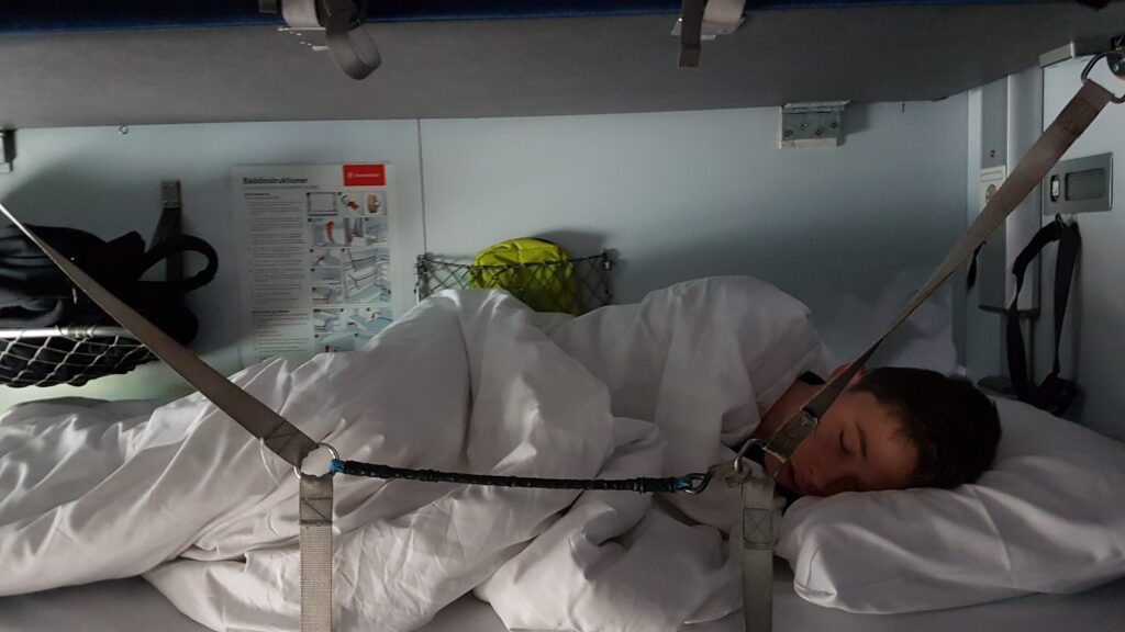 Im Nachtzug nach Norden: Die oberen der drei Stockbett-Etagen sind gesichert, damit niemand auf der Fahrt hinausfällt