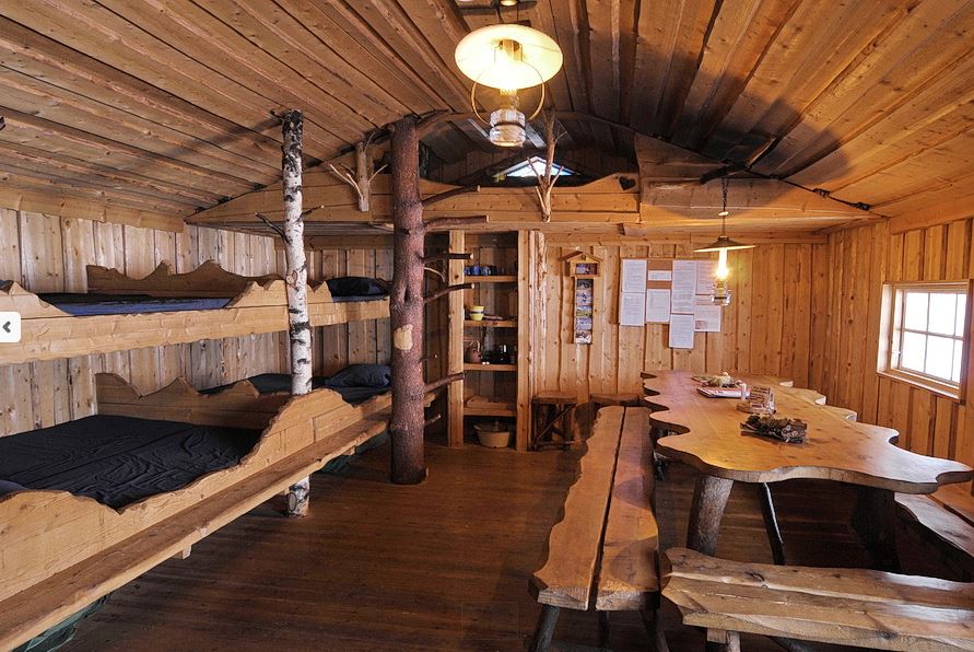 Petroleumlampe und Birkenpfeiler: Die Holzfällerhütte innen