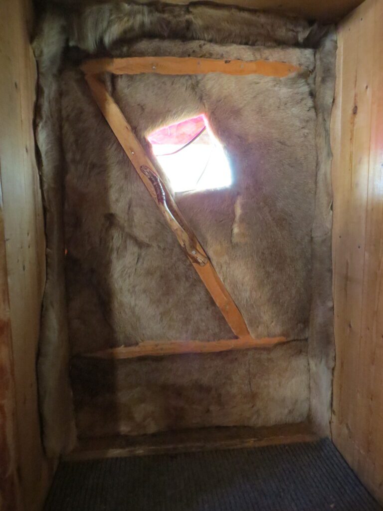 Beeindruckender Kälteschutz: Die Tür ist von innen mit Fell bezogen