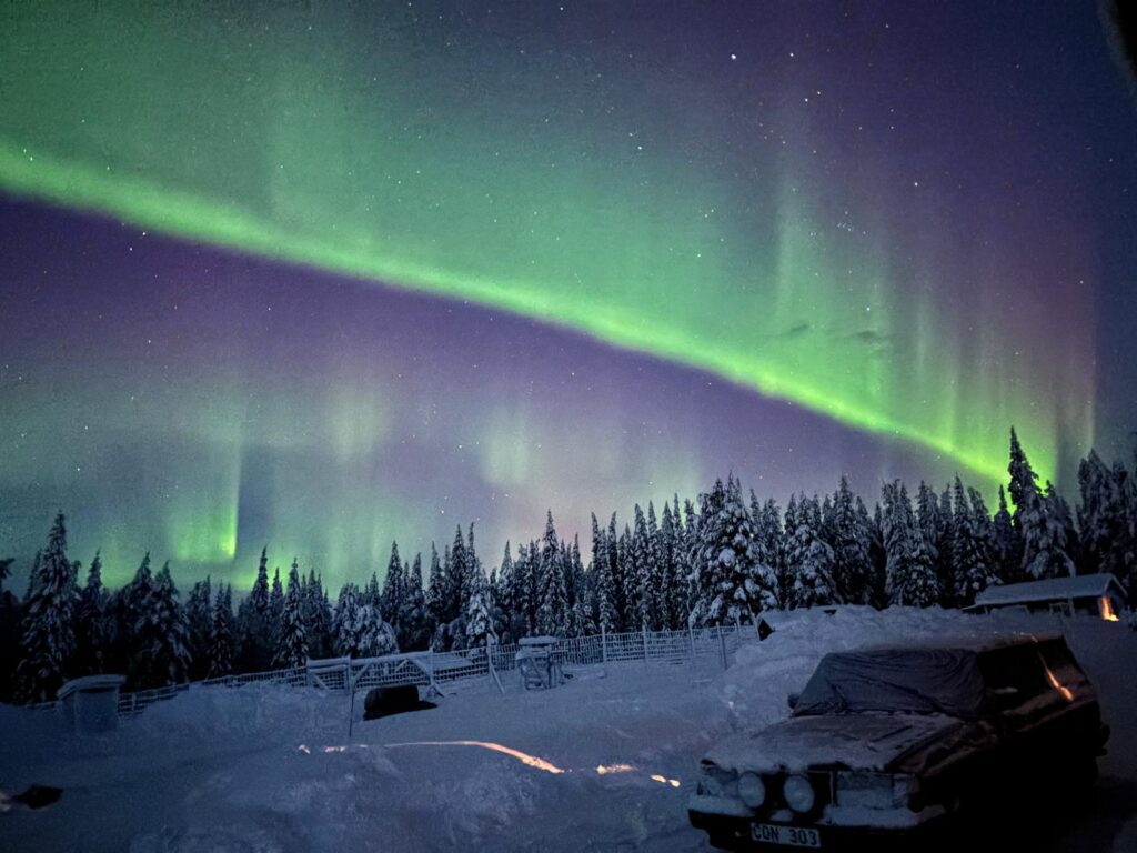 Polarlichter im Winterurlaub über Solberget in Nordschweden