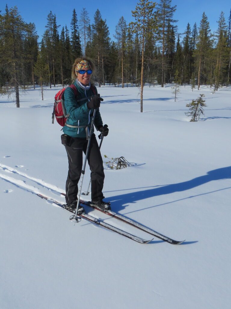 Peggy auf Langlaufskiern in Nordschweden Solberget