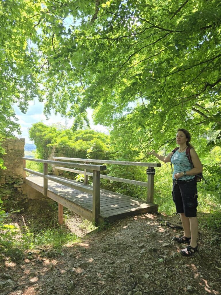 Peggy erklärt Shinrin Yoku an der Ruine Greifenstein
