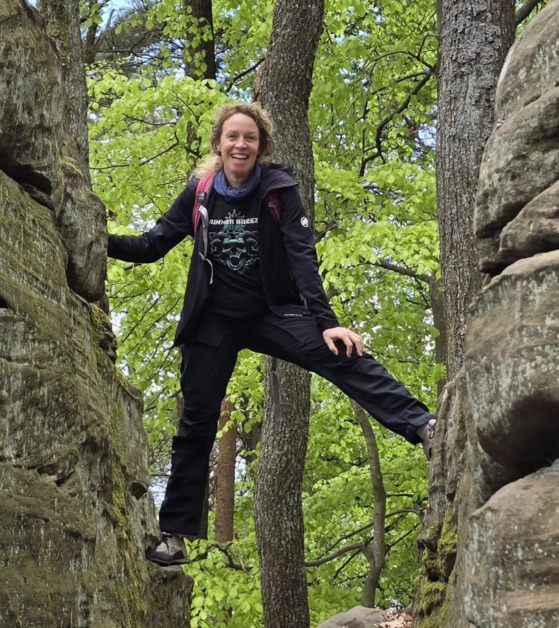 Peggy im Wald zwischen Felsen mit Metalshirt Summerbreeze