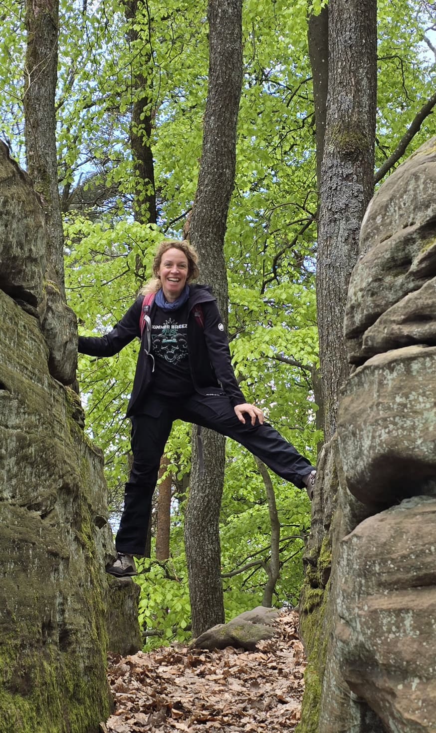Peggy im Wald zwischen Felsen mit Metalshirt Summerbreeze