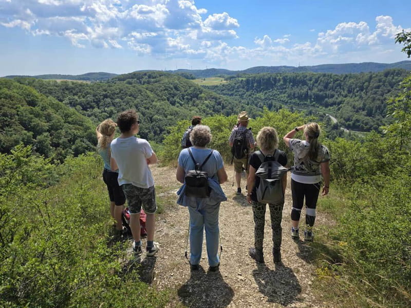 Waldbaden mit Aussicht: Eine heterogene Gruppe auf dem Aussichtsfelsen